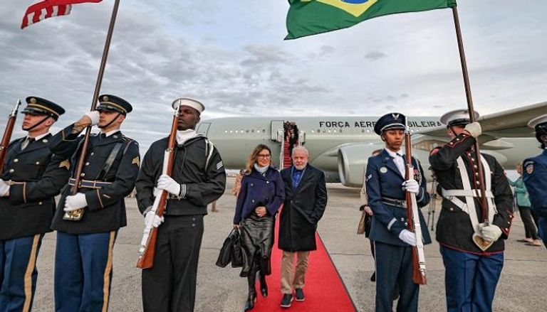 الرئيس البرازيلي لولا دا سيلفا وزوجته لدى وصولهما إلى واشنطن