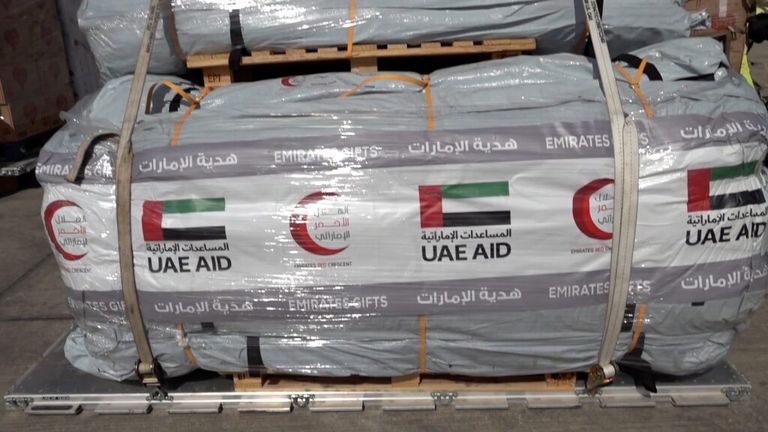 مساعدات إماراتية لمتضرري الزلزال في سوريا مواطن سوري يرفع لافتة ترفض العقوبات الأمريكية على سوريا - أرشيفية