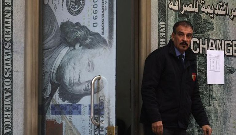 مكتب صرافة يظهر صورة الدولار الأمريكي في القاهرة- رويترز