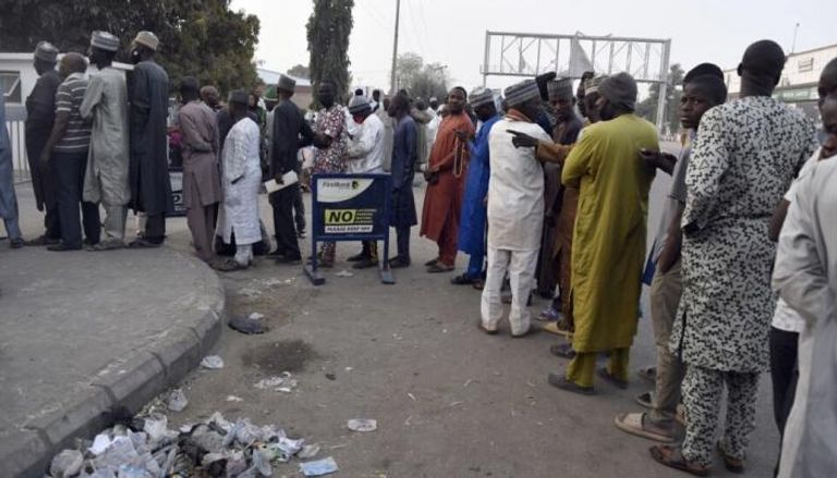 نيجيريون ينتظرون سحب مبالغ من مصرف في كانو (أ ف ب)