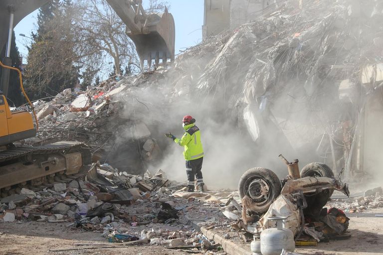 جانب من عمليات البحث والإنقاذ التي ينفذها الفريق الإماراتي