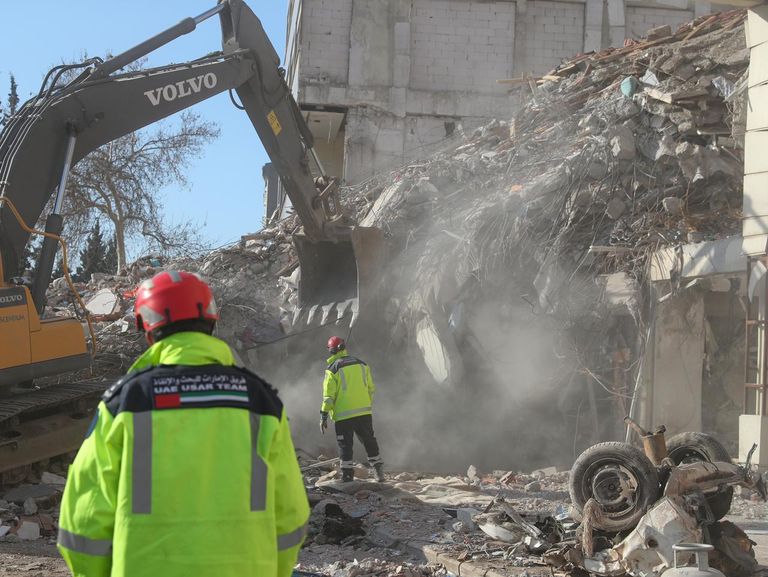 جانب من عمليات البحث والإنقاذ التي ينفذها الفريق الإماراتي