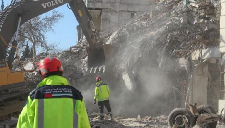 فريق الإنقاذ الإماراتي يسابق الزمن للبحث عن ناجين من زلزال تركيا وسوريا