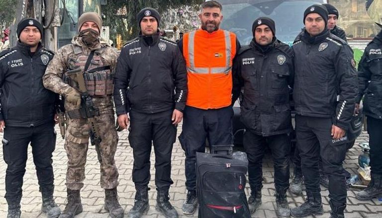 المتطوع التركي أثناء تسليم الحقيبة للشرطة