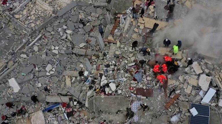 رجال الانقاذ في أحد المواقع المتضررة من زلزال سوريا