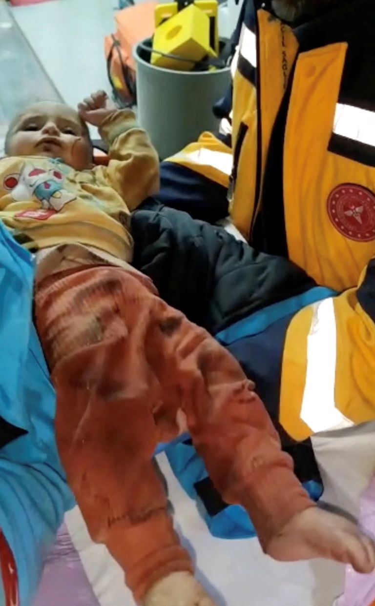 إنقاذ رضيع يبلغ 7 أشهر من تحت الأنقاض بعد 6 أيام من زلزال تركيا