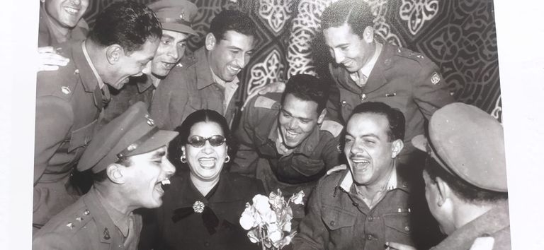 العالم الراحل أحمد زويل ممسكا بالشيشة