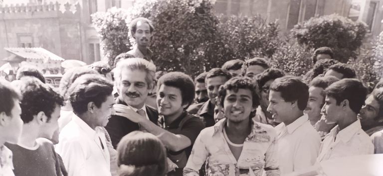 عمر الشريف وسط الجمهور في السيدة زينب العالم الراحل أحمد زويل ممسكا بالشيشة