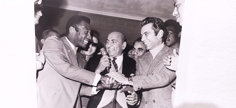 صالح سليم ومحمد لطيف وبيليه العالم الراحل أحمد زويل ممسكا بالشيشة