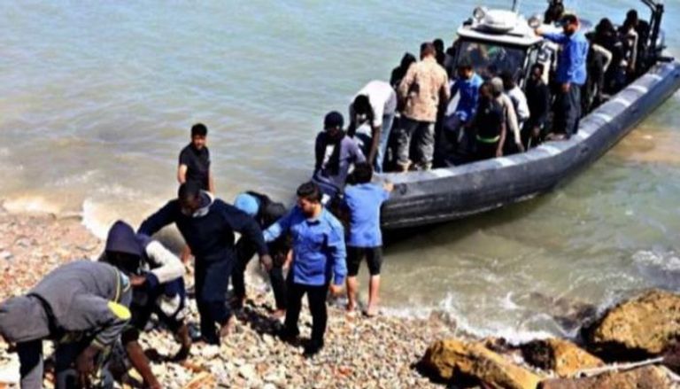 قارب لمهاجرين غير شرعيين قبالة السواحل الليبية - أرشيفية