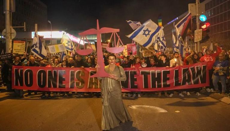 جانب من المظاهرات التي جابت مدنًا عدة في إسرائيل - رويترز