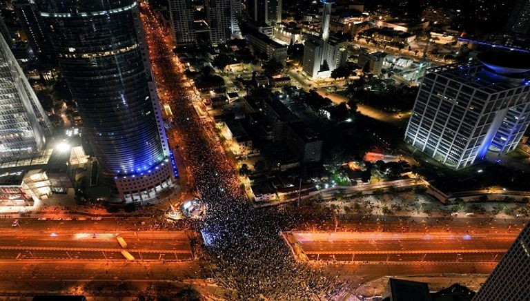 جانب من المظاهرات التي جابت مدنًا عدة في إسرائيل - رويترز