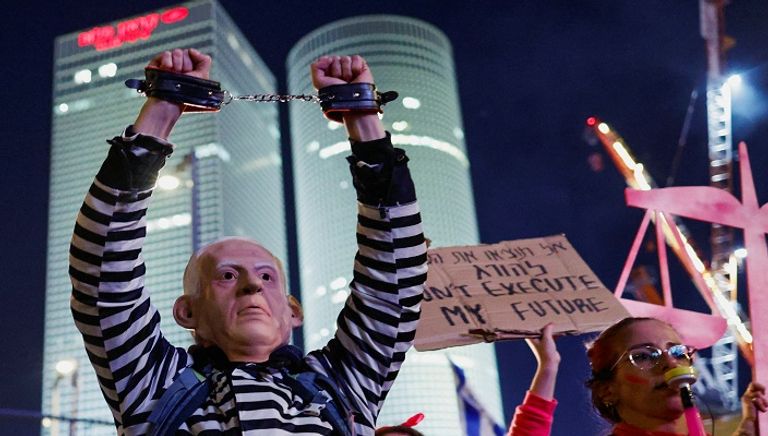 جانب من المظاهرات التي جابت مدنًا عدة في إسرائيل - رويترز