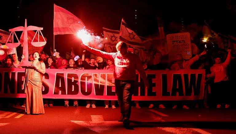 جانب من المظاهرات التي جابت مدنًا عدة في إسرائيل - رويترز