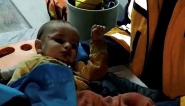 طفلة خرجت حية من تحت الأنقاض