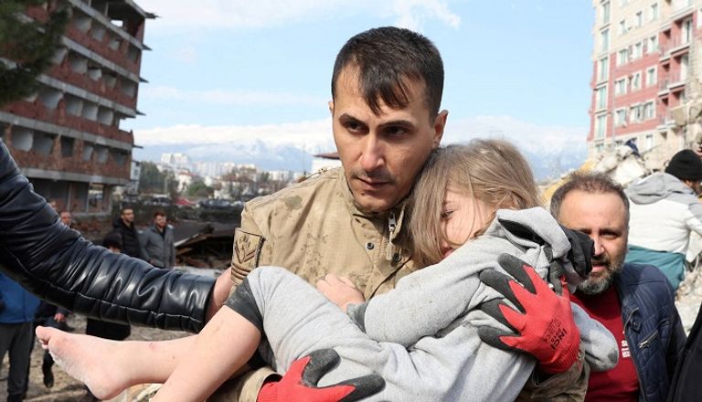 طفلة خرجت حية من تحت الأنقاض