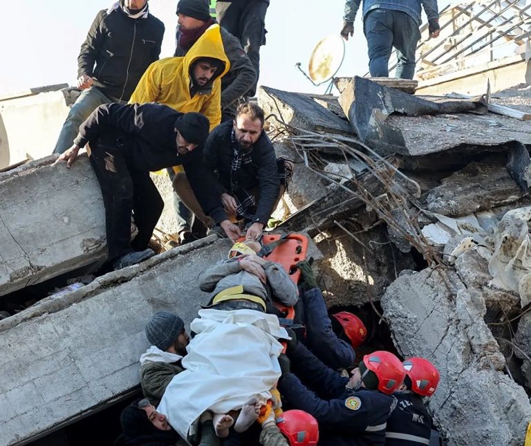 فرق الإنقاذ تواصل البحث عن ناجين تحت الأنقاض