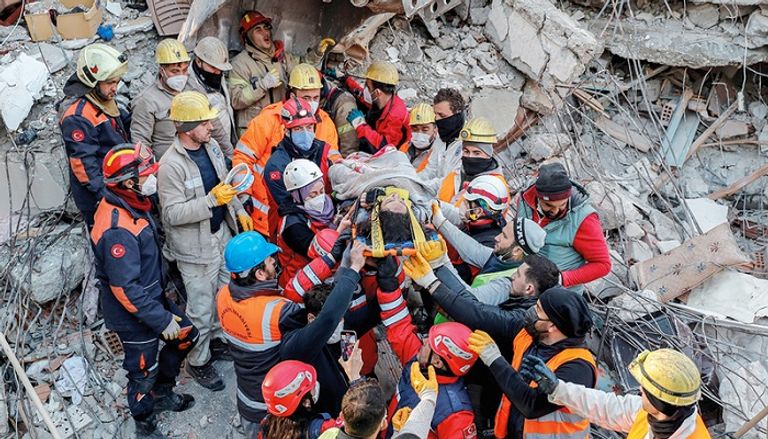 فرق الإنقاذ تواصل البحث عن ناجين تحت الأنقاض