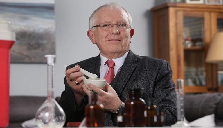 هاتون حاملا قنينة الزيت