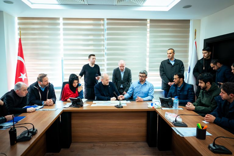  الشيخ عبدالله بن زايد آل نهيان مع فريق الإمارات للبحث والإنقاذ في تركيا 