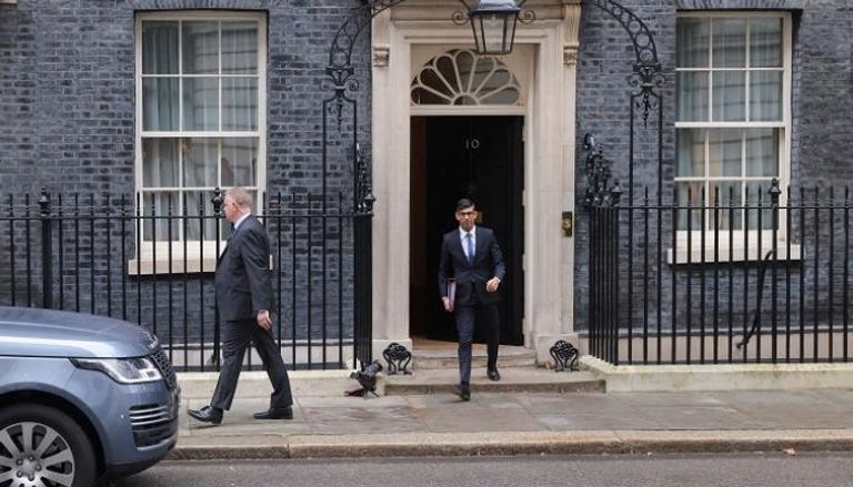 رئيس وزراء بريطانيا يغادر مقره الرسمي