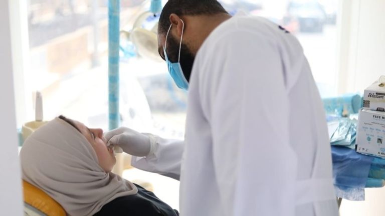 طبيبة تتحدث إلى مريضة