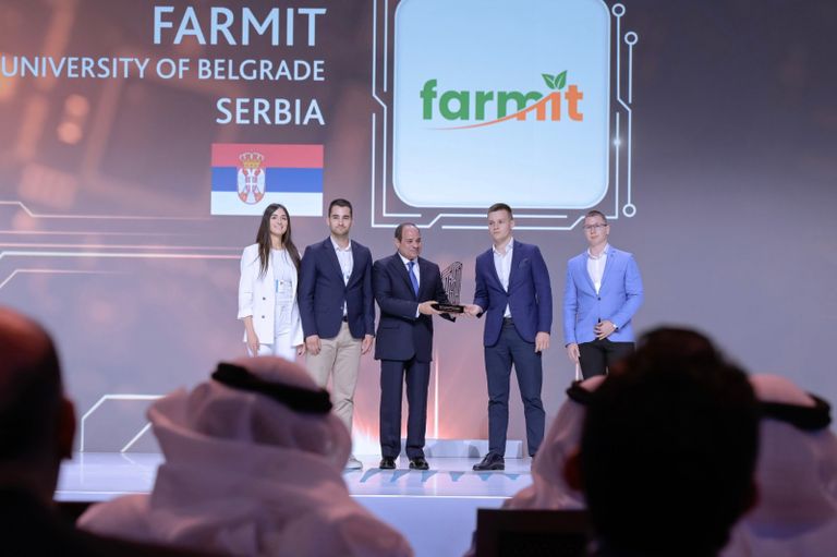 الرئيس المصري يكرم الفائزين بالجائزة العالمية لأفضل التطبيقات الحكومية 2023