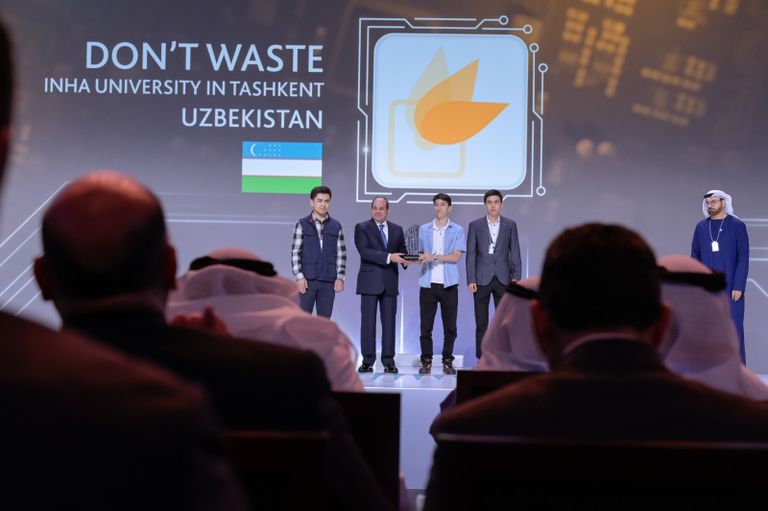 الرئيس المصري يكرم الفائزين بالجائزة العالمية لأفضل التطبيقات الحكومية 2023