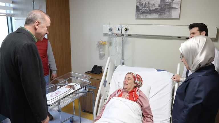 أردوغان وقرينته يزوران مصابي الزلزال أردوغان يحمل رضيع إحدى المصابات