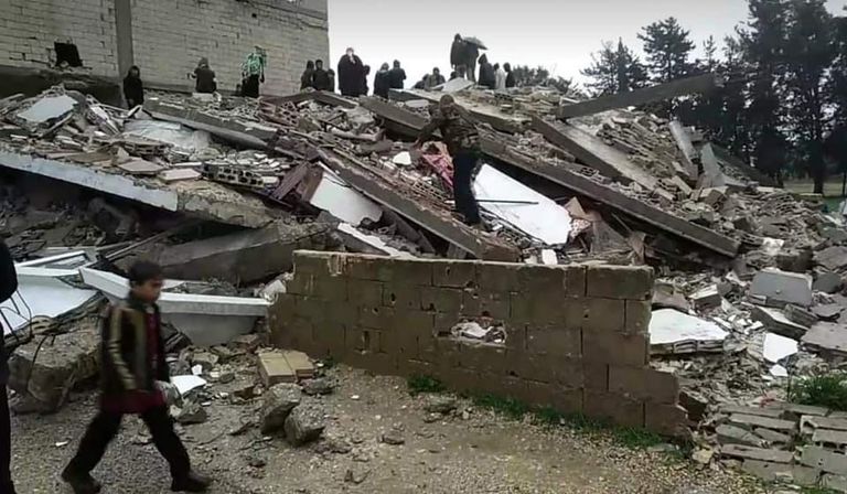 جانب من آثار الزلزال