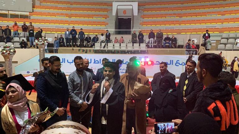 الابن رفقة والديه