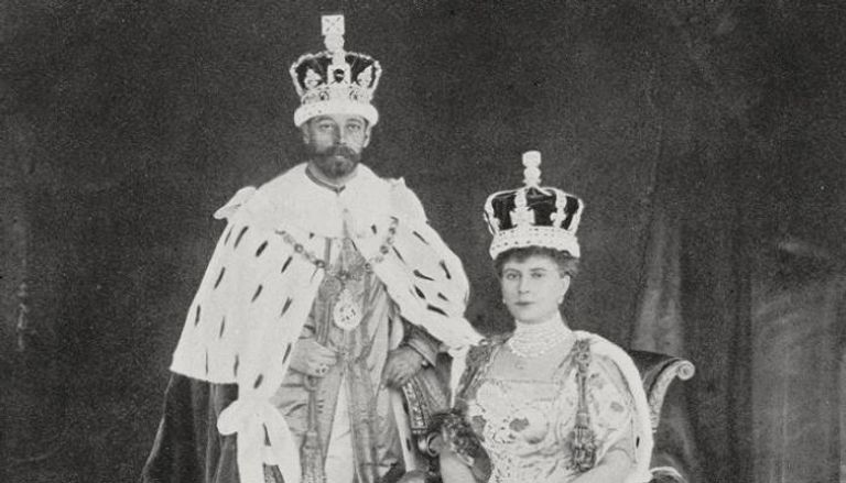 الملك جورج الخامس والملكة ماري فور تتويجهما في قصر باكنغهام عام 1911