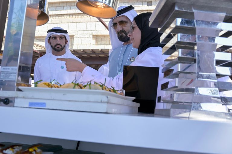 الشيخ محمد بن راشد آل مكتوم يستمع إلى عائشة العبيدلي