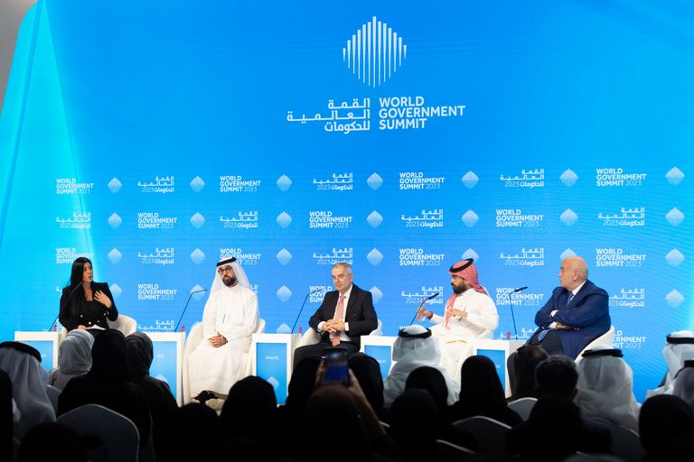 منصة المتحدثين في الجلسة