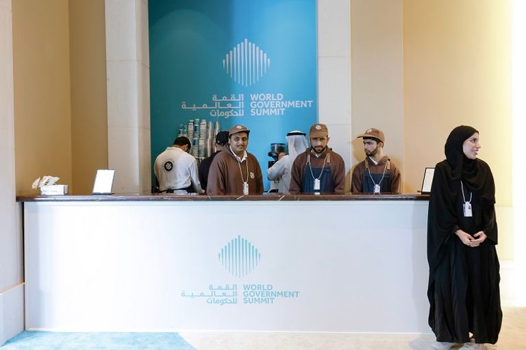 الشيخ محمد بن راشد آل مكتوم يتحدث إلى فريق الكافيه