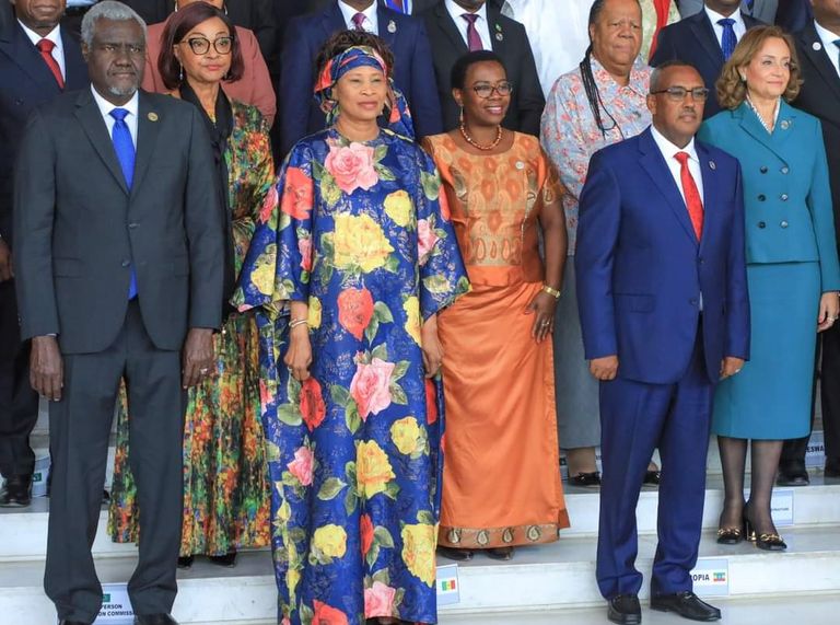 صورة تذكارية للمشاركين في الاجتماع