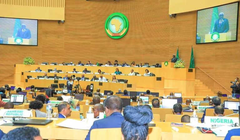 صورة تذكارية للمشاركين في الاجتماع