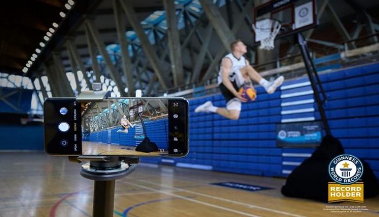 كاميرا هاتف HONOR Magic5 Pro ترصد لاعب كرة السلة بالذكاء الاصطناعي