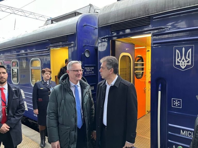 جانب من وصول إيلي كوهين إلى بولندا قبيل زيارته لكييف