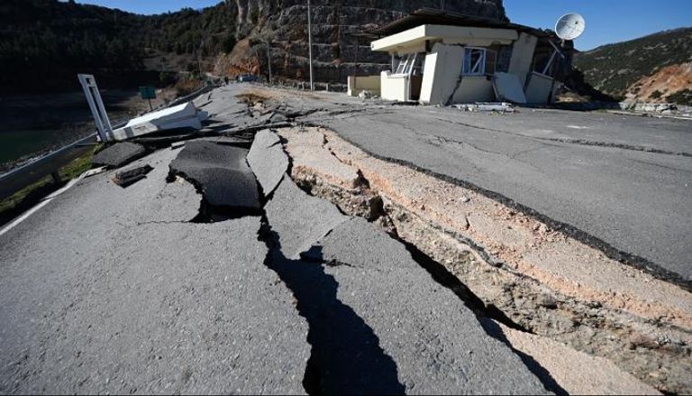 الزلزال دمر عدة طرق في تركيا