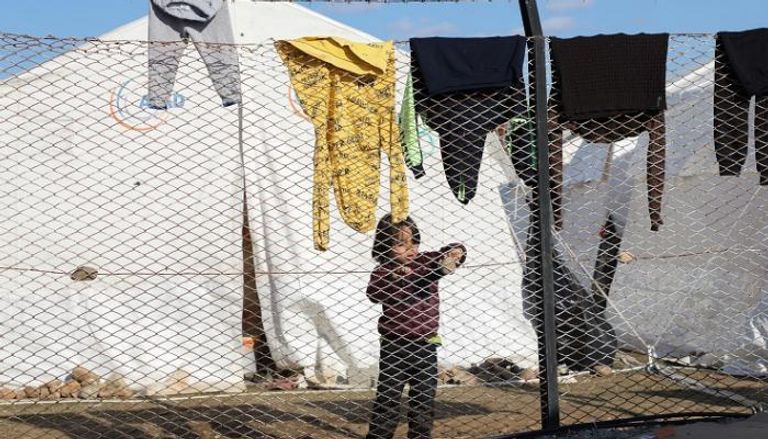 طفل سوري يقف بين خيام أقيمت حديثا في تركيا للمنكوبين