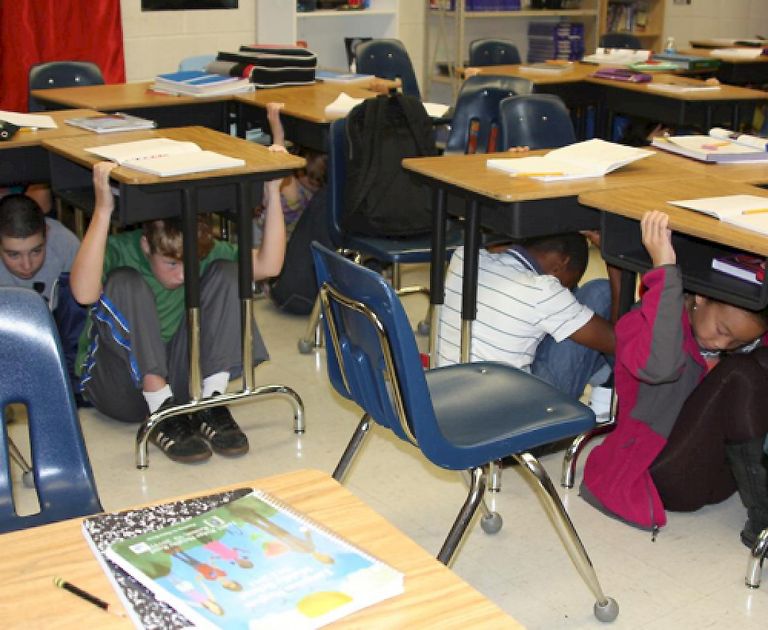 تدريب للأطفال على التصرف وقت الزلازل