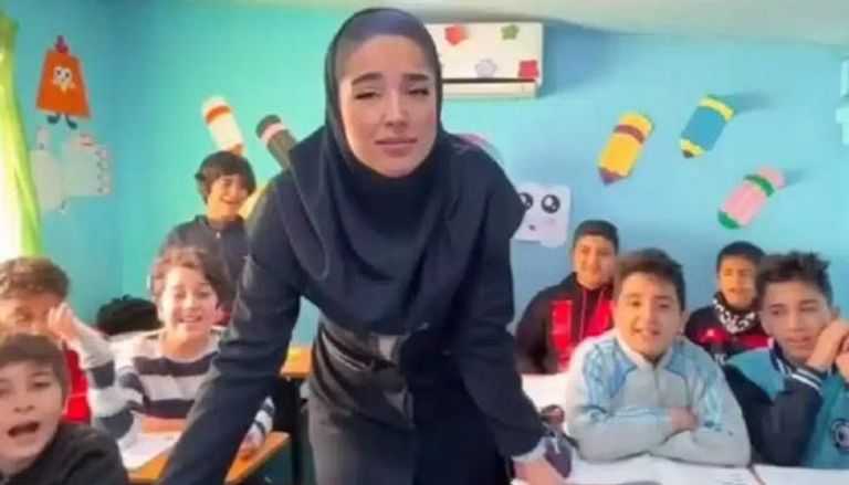 معلمة إيرانية تم فصلها بسبب إذاعة أغنية