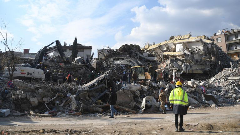 إحدى الناجيات من زلزال تركيا- أرشيفية