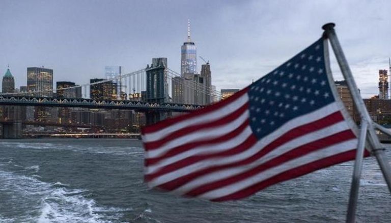 علم أمريكا وخلفه يظهر مركز التجارة العالمي وجسر مانهاتن - رويترز