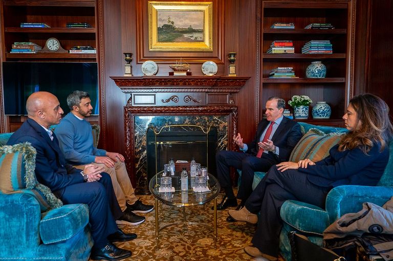 جانب من لقاء الشيخ عبدالله بن زايد آل نهيان والسيناتور بن كاردين