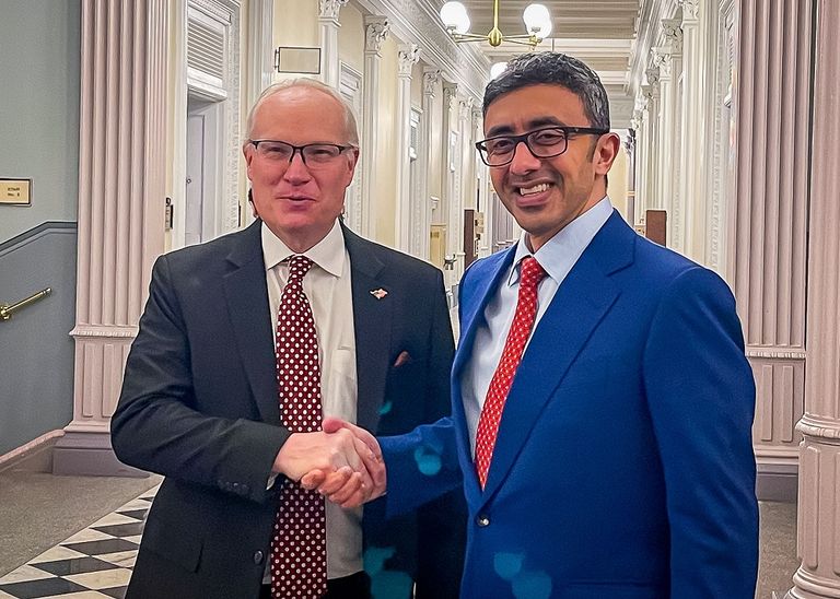 جانب من لقاء الشيخ عبدالله بن زايد آل نهيان والسيناتور بن كاردين