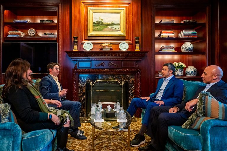 جانب من لقاء الشيخ عبدالله بن زايد آل نهيان والسيناتور بن كاردين