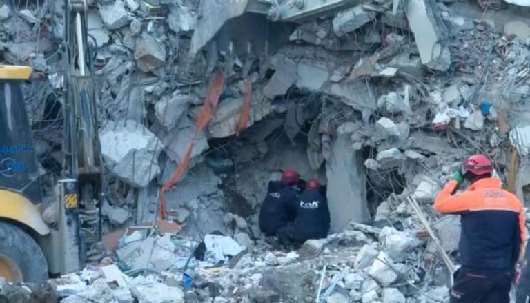 تواصل جهود إنقاذ ضحايا الزلزال في تركيا