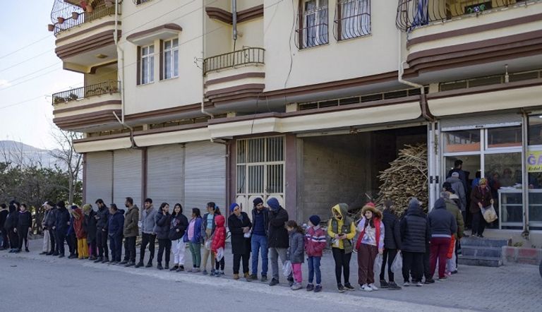 توزيع مساعدات على متضرري زلزال تركيا